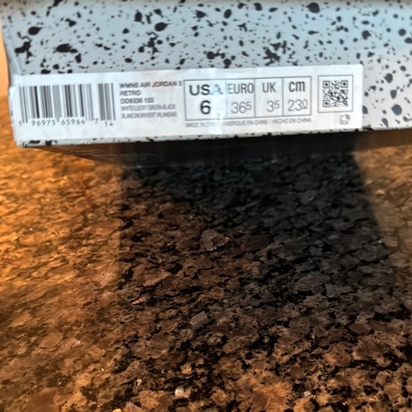 Jordan retro 5 White and Green Sneakers EUC 6 - Picture 12 of 13